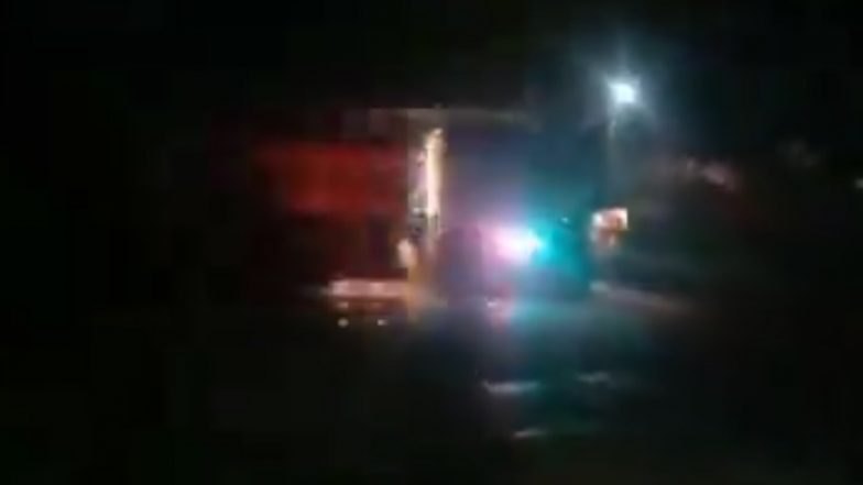 The Train Hit the Truck: अमेठी में मालगाड़ी ने मारी कंटेनर को टक्कर, रेलवे फाटक बंद होने से पहले ड्राइवर ने डाल दी थी अंदर गाड़ी, 100 फीट तक घसीटते हुए गया वाहन (Watch Video)