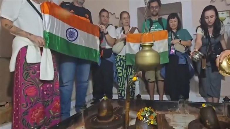 IND vs NZ, ICC Champions Trophy 2025 Final: चैंपियंस ट्रॉफी में भारत की जीत के लिए उतारी मां गंगा की आरती, किया हनुमान चालीसा का पाठ; देखें VIDEO