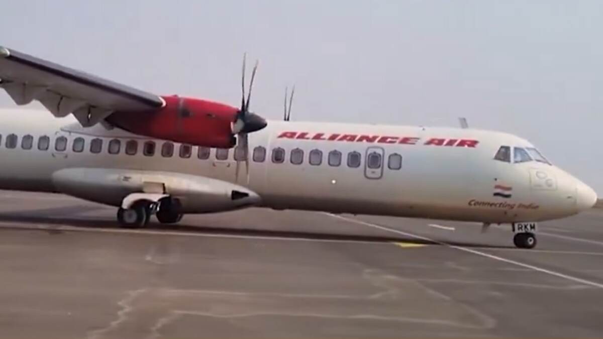 महाराष्ट्र के एयरपोर्ट पर प्लेन की हुई सफल लैंडिंग. जल्द होगा एयरपोर्ट का उद्घाटन.