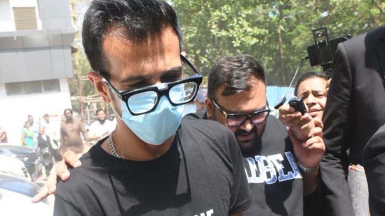 Be Your Own Sugar Daddy: युजवेंद्र चहल, धनाश्री वर्मा से तलाक के दौरान पहुंचे कोर्ट, T Shirt पर लिखा हुआ संदेश हो रहा है Viral