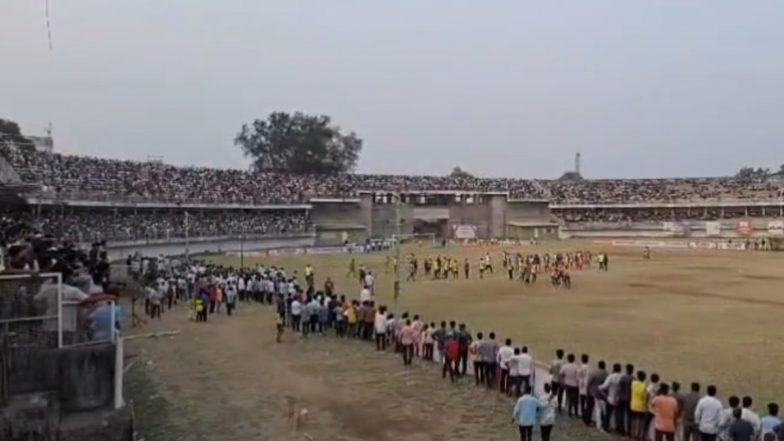 VIDEO: कोल्हापुर में फुटबॉल मैच के दौरान मैदान पर ही दो ग्रुप्स में हुई मारपीट, पुलिस ने किया लाठीचार्ज, वीडियो आया सामने
