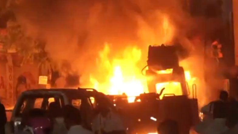 Violence in Nagpur: नागपुर में भड़की हिंसा, दो गुटों में हुई जमकर पत्थरबाजी, वाहनों को लगाई आग, गाड़ियों में की तोड़फोड़ (Watch Video)