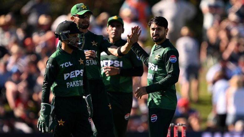 Pakistan Cricket Team Iftar Time At Bay Oval: न्यूजीलैंड के खिलाफ चौथे टी20 मुकाबले में रोजा रखकर मैदान में उतरी पाकिस्तान की टीम, इफ्तारी का वीडियो आया सामने
