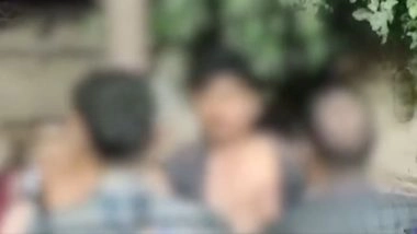 VIDEO: बारात जाने के बाद दुल्हे के घर पहुंचे दो युवकों ने की चोरी, ग्रामीणों ने पेड़ से बांधकर की जमकर पिटाई, अंबेडकरनगर के लाभापार गांव की घटना