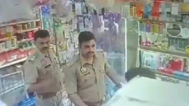 VIDEO: पुलिस की दादागिरी आई सामने! दरोगा ने दुकानदार पर बरसाएं कई थप्पड़, मारपीट देखकर ग्राहक भी भागी, आगरा का वीडियो आया सामने