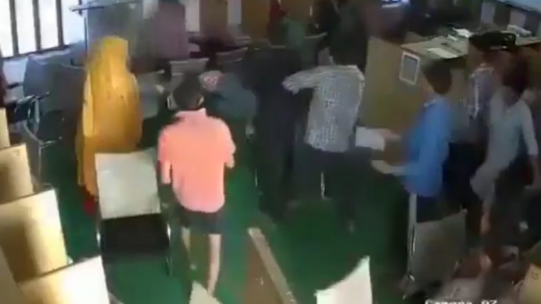 VIDEO: छात्र ने रंग लगाने से किया मना तो दुसरे युवकों ने बेरहमी से की हत्या, लाइब्रेरी में लात घूसों और बेल्ट से जमकर पीटा, राजस्थान के दौसा जिले का वीडियो आया सामने