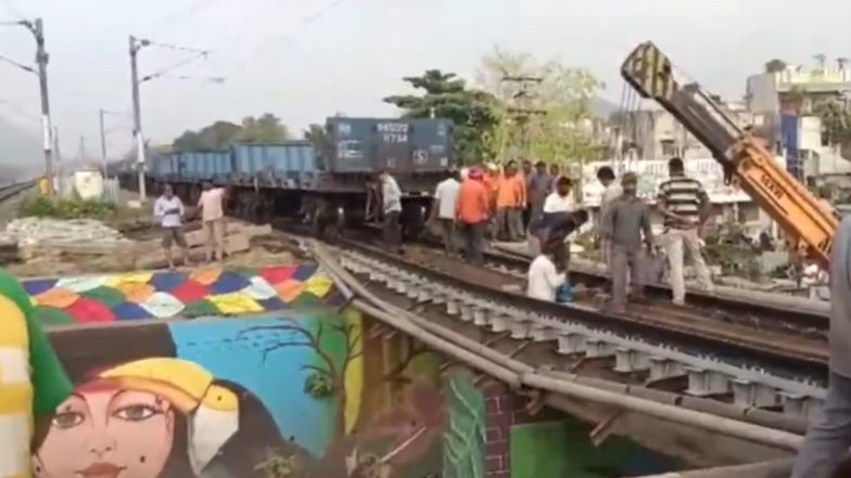 Andhra Pradesh Goods Train: आंध्र प्रदेश से विशाखापट्टनम जा रही मालगाड़ी भारी लोड की वजह गर्डर से टकराई, ट्रैक क्षतिग्रस्त होने से ट्रेन सेवा प्रभावित; VIDEO