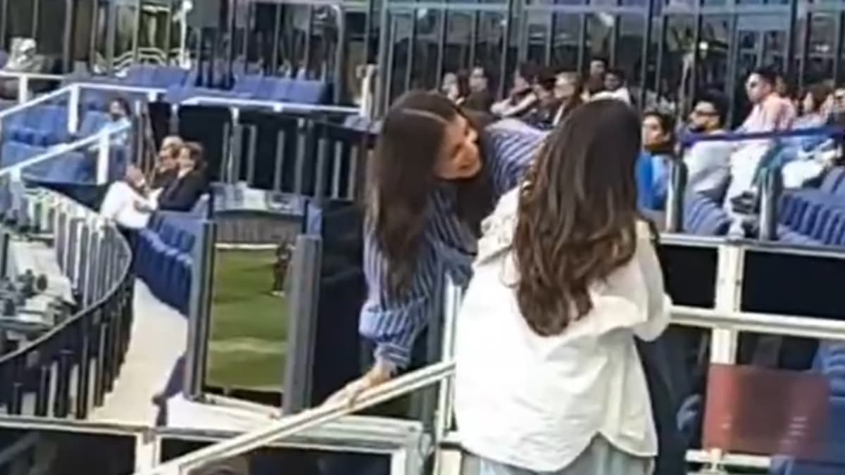 दुबई में IND vs NZ मैच के दौरान Anushka Sharma ने Rohot Sharma के बेटे अहान से की मजेदार बातचीत, सोशल मीडिया पर वीडियो हुआ वायरल (Watch Video) दुबई में IND vs NZ मैच के दौरान Anushka Sharma ने Rohot Sharma के बेटे अहान से की मजेदार बातचीत, सोशल मीडिया पर वीडियो हुआ वायरल (Watch Video)