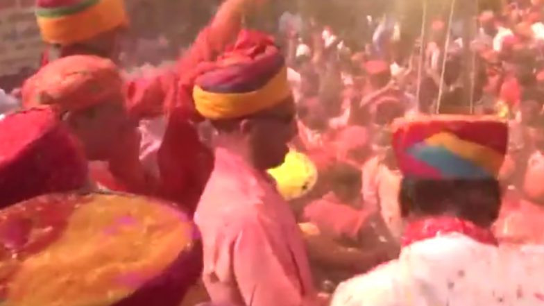 CM Yogi Celebrates Holi: उत्तर प्रदेश में होली की धूम, सीएम योगी ने गोरखपुर में लोगों के साथ खेली होली (Watch Video)