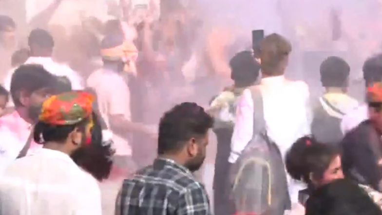 Holi 2025: मथुरा में होली की धूम, वृंदावन के प्रेम मंदिर और कृष्ण जन्मस्थान मंदिर के बाहर श्रद्धालुओं ने जमकर उडाए गुलाल; देखें VIDEO