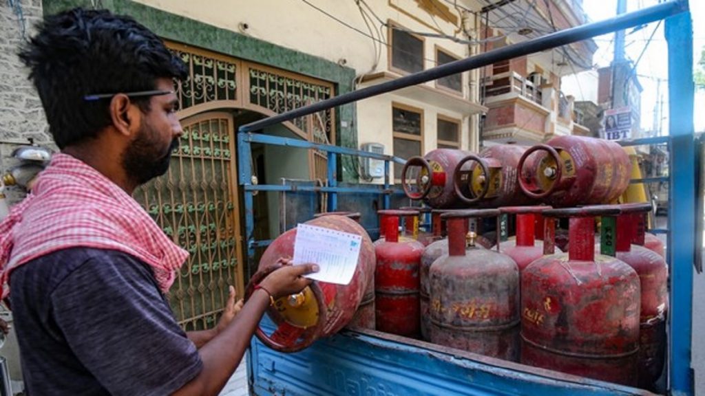 नवरात्रि पर महिलाओं को मोदी सरकार का तोहफा, उज्जवला योजना के तहत मिलेंगी 25 लाख नई मुफ्त गैस कनेक्शन; VIDEO