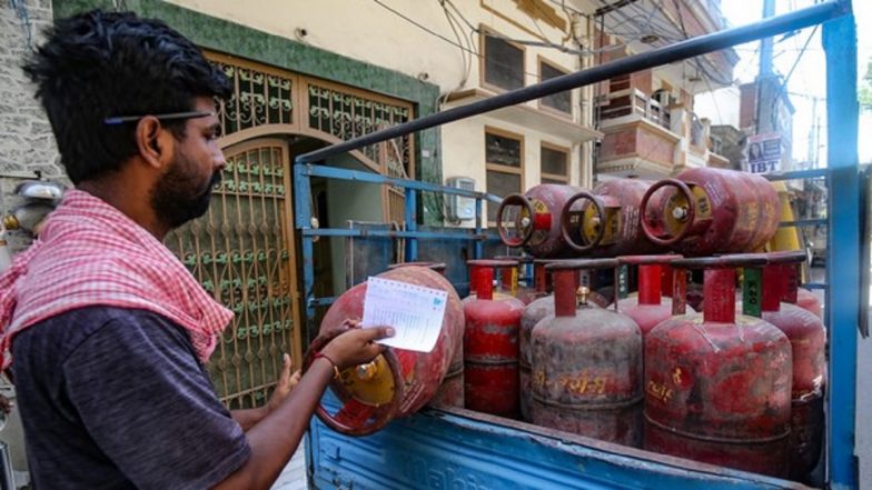 LPG Price Cut: नए वित्त वर्ष के पहले दिन कारोबारियों को मिली राहत, कमर्शियल LPG सिलेंडर के दाम 41 रुपये घटे