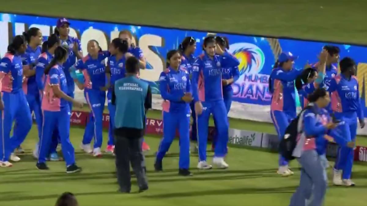 Mumbai Indians Players Perform Victory Lap: मुंबई इंडियंस ने दिल्ली को हराकर दूसरी बार जीता खिताब, ब्रेबॉर्न स्टेडियम में किया विक्ट्री लैप, देखें वीडियो