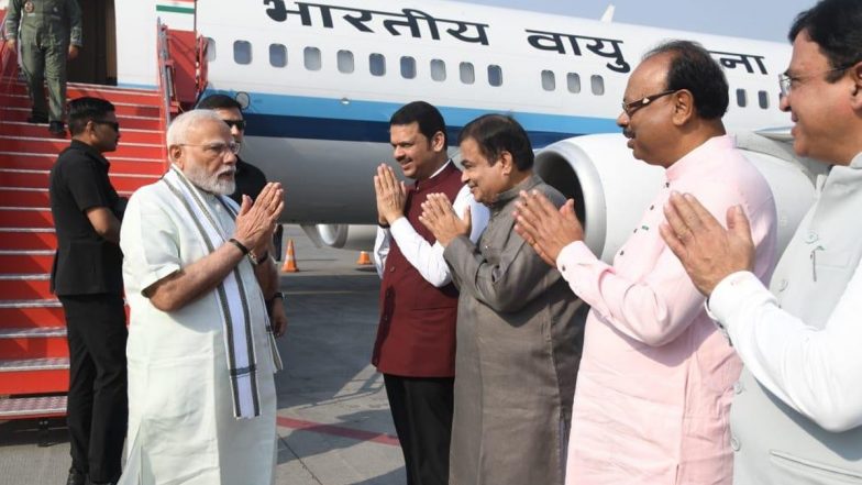 PM Modi Maharashtra Visit: पीएम मोदी पहुंचे महाराष्ट्र के नागपुर, एयरपोर्ट पर सीएम फडणवीस, केंद्रीय मंत्री गडकरी ने किया स्वागत