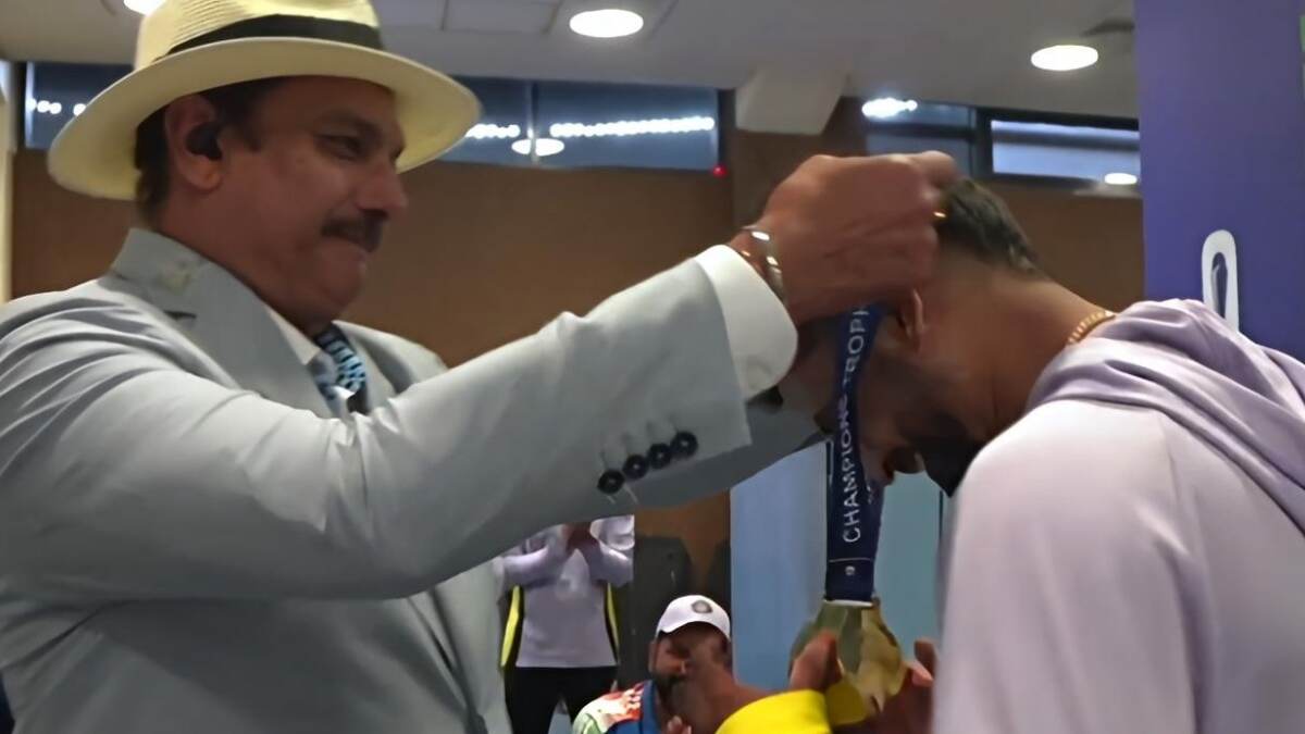 Team India's Fielding Medal: ड्रेसिंग रूम में रवि शास्त्री ने श्रेयस अय्यर को टीम इंडिया की फील्डिंग मेडल से किया सम्मानित, देखें वीडियो