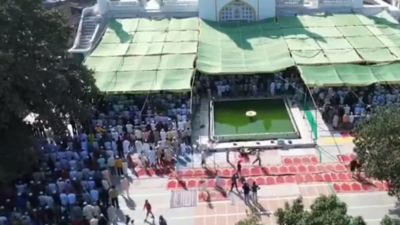 Holi And Jumma Namaz: यूपी पुलिस ने ली राहत की सांस! संभल में होली सेलिब्रेट करने के बाद मुस्लिम समाज ने पढ़ी जुमे की नमाज (Watch Video)