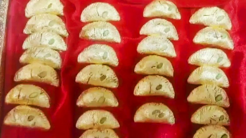 Golden Gujiya Video: गोंडा में 24 कैरेट सोने से सजी 'गोल्डन गुजिया' की धूम, कीमत 50,000 रुपये प्रति किलो