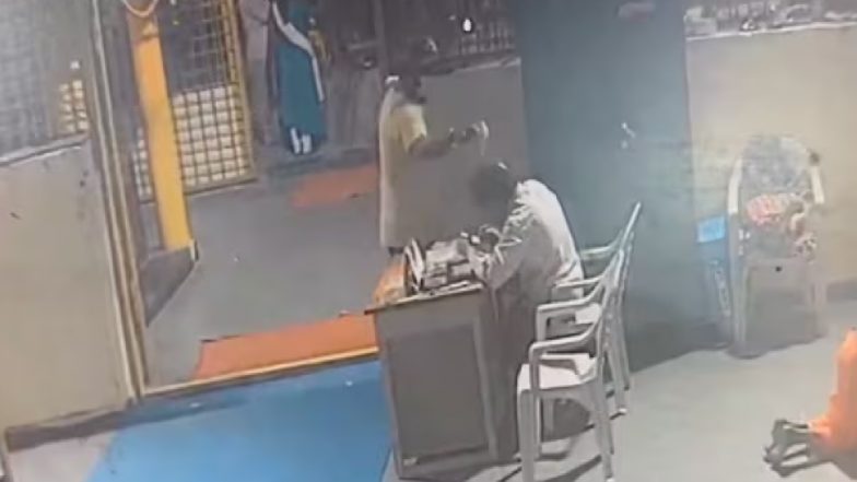 Acid Attack Video: तेलंगाना में मंदिर कर्मचारी पर फेंका तेजाब, एसिड अटैक का वीडियो वायरल