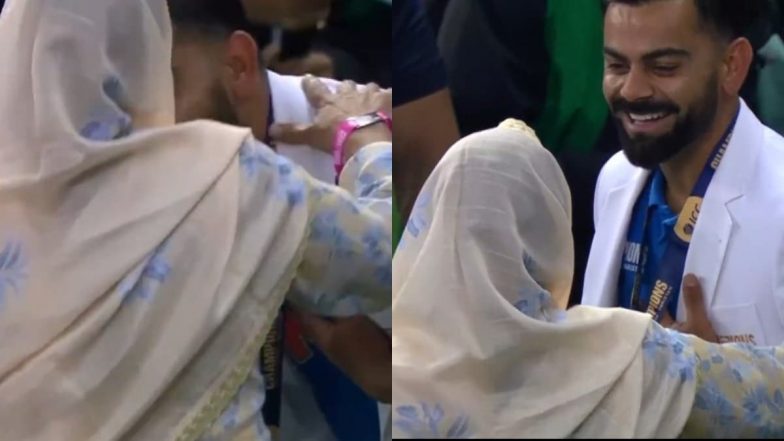 Virat Kohli Touches Mohammed Shami's Mother's Feet: आईसीसी चैंपियंस ट्रॉफी जीत के जश्न के दौरान विराट कोहली ने मोहम्मद शमी की मां के छुए पैर, देखें वीडियो