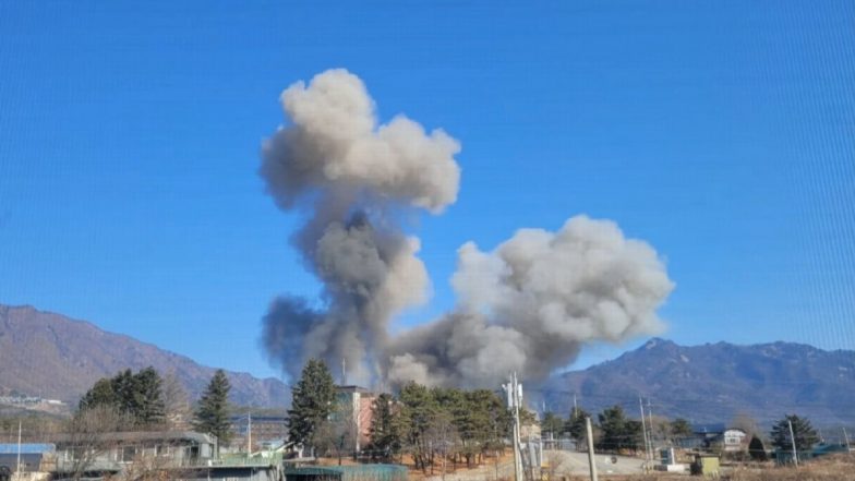Noida Sector 32 Dumping Yard Fire Breaks: डंपिंग यार्ड में लगी आग पर काबू पाने की चुनौती, तेज हवा और 40 फीट के गड्ढे में भरे वेस्ट ने बढ़ाई मुश्किलें