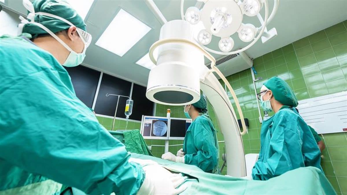 फायरफाइटर्स ने डॉक्टरों के साथ मिलकर शख्स के प्राइवेट पार्ट से निकाला धातु का नट