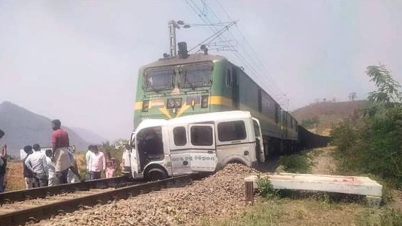 ओडिशा में मालगाड़ी ने एम्बुलेंस को मारी टक्कर, बाल-बाल बची लोगों की जान; टला बड़ा हादसा