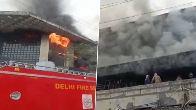 Delhi: ओखला फेज-1 के गोदाम में लगी भीषण आग, 24 दमकल गाड़ियां मौके पर पहुंचीं