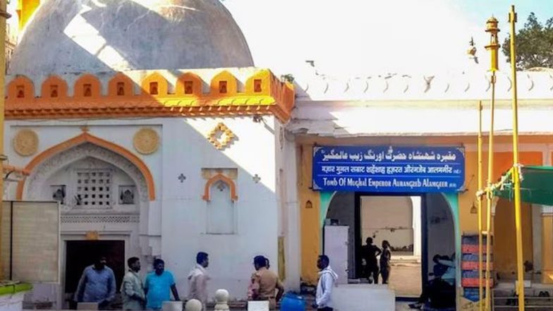क्या महाराष्ट्र सरकार हटा सकती है औरंगजेब की कब्र? जानें किसके पास है ये पावर