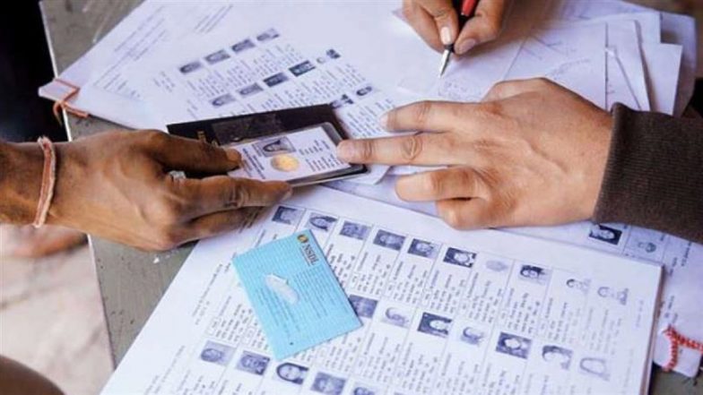 Voter ID-Aadhaar Link: अब वोटर आईडी भी होगा आधार से लिंक, चुनाव आयोग का बड़ा फैसला