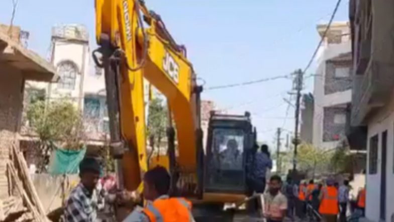 Nagpur Violence Update: नागपुर हिंसा मामले में बड़ी कार्रवाई! आरोपी फहीम खान के अवैध निर्माण पर चला बुलडोजर, सीएम फडणवीस ने दी सख्त चेतावनी (Watch Video)