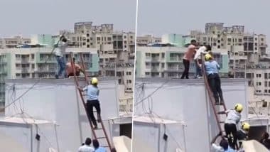 VIDEO: पुणे के कोंढवा बुद्रुक की एक बिल्डिंग की पानी की टंकी पर चढ़ा मानसिक बीमार युवक, नीचे उतारने गए लोगों पर जमकर बरसाई लोहे की रॉड