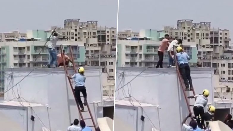 VIDEO: पुणे के कोंढवा बुद्रुक की एक बिल्डिंग की पानी की टंकी पर चढ़ा मानसिक बीमार युवक, नीचे उतारने गए लोगों पर जमकर बरसाई लोहे की रॉड