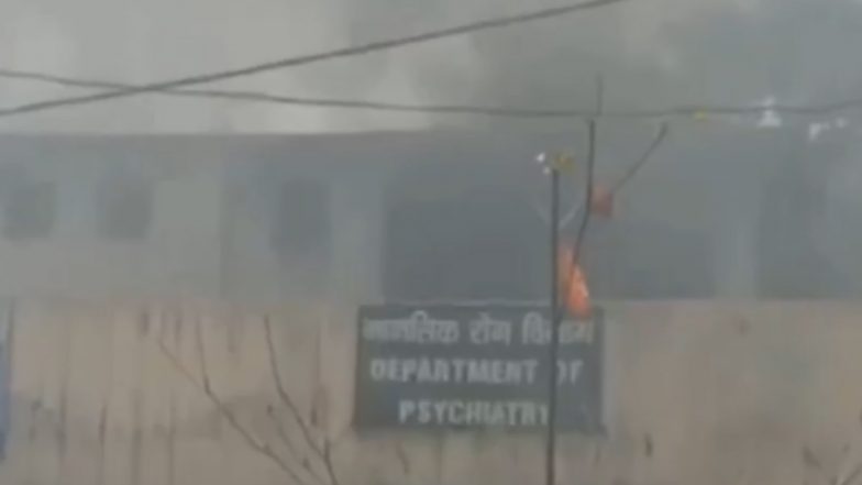 Madhya Pradesh Fire: जबलपुर के नेताजी सुभाष चंद्र बोस मेडिकल कॉलेज में लगी आग, सेमिनार हॉल जलकर खाक (देखें वीडियो)
