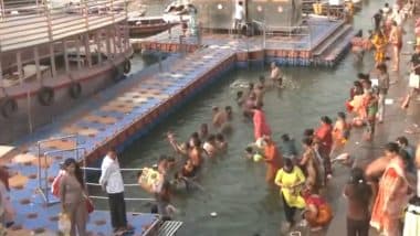 Akshaya Tritiya 2025: अक्षय तृतीया पर वाराणसी में गंगा घाट पर भक्तों ने लगाई पवित्र डूबकी, देखें वीडियो