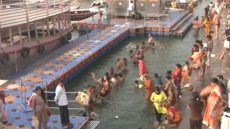 Akshaya Tritiya 2025: अक्षय तृतीया पर वाराणसी में गंगा घाट पर भक्तों ने लगाई पवित्र डूबकी, देखें वीडियो