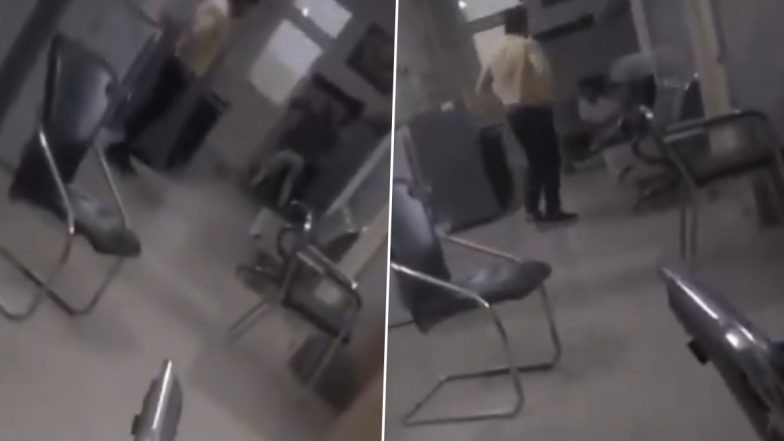 Bulandhshahr Video: बेसहारा युवती के खाना मांगने पर वन स्टॉप सेंटर की मैनेजर और कर्मचारी ने पीड़िता के साथ की जमकर मारपीट, बुलंदशहर जिले का वीडियो आया सामने