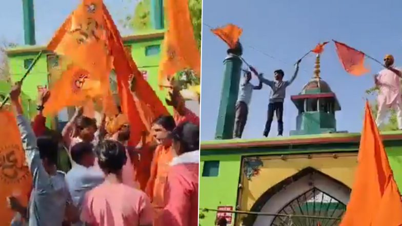 Prayagraj News: प्रयागराज में रामनवमी के दिन बड़ा बवाल! सालार मसूद गाजी की दरगाह पर चढ़े हिन्दू संगठन के कार्यकर्ता, भगवा झंडा फहराकर मंदिर बनाने की मांग की (Watch Video)