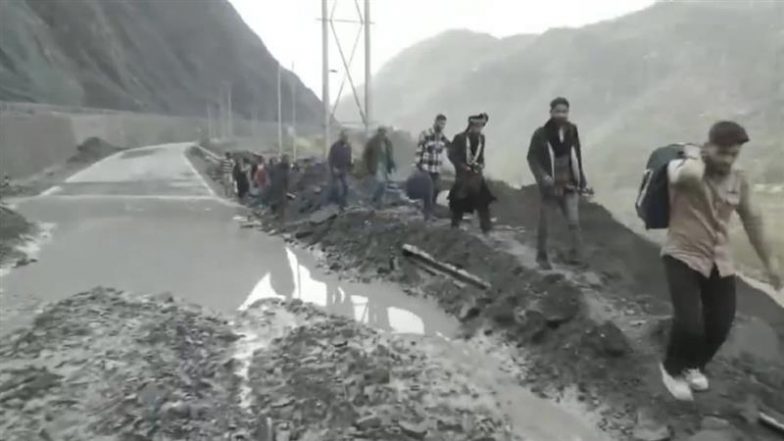 Ramban Landslide: भूस्खलन के कारण जम्मू-श्रीनगर नेशनल हाइवे बंद होने पर दूल्हा अपनी बारात लेकर पैदल ही विवाह स्थल के लिए निकला, देखें वीडियो