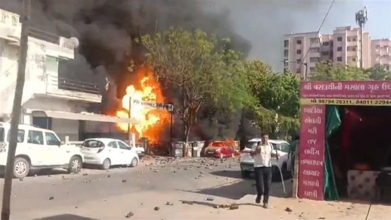 Ahmedabad AC Godown Blast: अहमदाबाद के जीवराज पार्क इलाके में बड़ा हादसा! AC गोदाम में सिलेंडर ब्लास्ट से लगी भीषण आग, हादसे में दो की मौत (Watch Video)