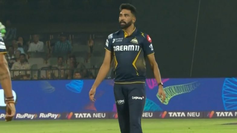 RCB vs GT IPL 2025: फिल साल्ट को आउट करने के बाद मोहम्मद सिराज ने किया क्रिस्टियानो रोनाल्डो का 'सिउ' सेलिब्रेशन, फैंस को पुरानी यादों में ले गए, देखें वीडियो