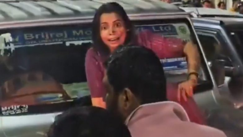 Prayagraj: पति की बेवफाई का विरोध करने के लिए महिला कार के बोनट पर चढ़ी, धूमनगंज में 45 मिनट तक ट्रैफिक जाम किया, देखें वायरल वीडियो
