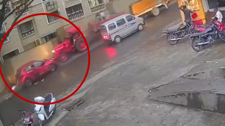 Pune Road Accident: ट्रैक्टर चालक की बड़ी लापरवाही! सड़क से जा रही युवतियों को मारी टक्कर, बाल बाल बची जान, पुणे जिले के उंदरी मार्ग का वीडियो आया सामने (Watch Video)