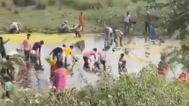 Ghazipur: गाजीपुर जिले में ऑइल से भरा टैंकर सड़क पर पलटा, आसपास के लोग बाल्टियां लेकर सरसों का तेल लुटते हुए दिए दिखाई, वीडियो आया सामने
