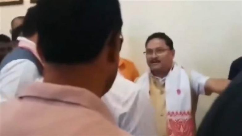 Assam BJP Clash: असम बीजेपी में खुलकर आई सामने खटपट, मंत्री जयंत मल्ला बरुआ पर बरसे पार्टी अध्यक्ष दिलीप सैकिया; कांग्रेस बोली- 'संघ बनाम सिंडिकेट' की लड़ाई (Watch Video)