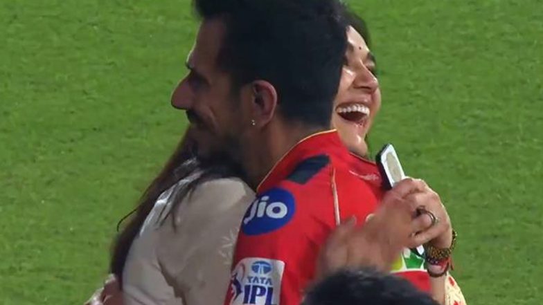 Preity Zinta congratulates Yuzvendra Chahal with a Hug: कोलकाता पर जीत के बाद प्रीति ज़िंटा ने युजवेंद्र चहल लगाया गले, सोशल मीडिया पर वीडियो वायरल (Watch Video)