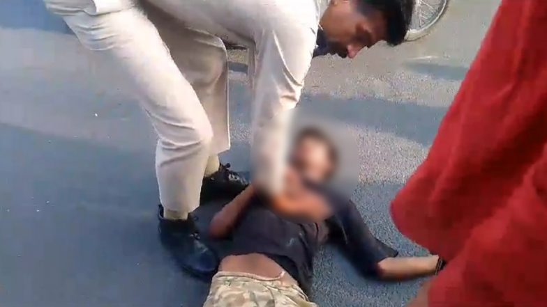 Aligarh Road Accident: 3 युवकों का हुआ बाइक से एक्सीडेंट, एक की तबियत ज्यादा बिगड़ी, होम गार्ड ने CPR देकर बचाई जान, अलीगढ़ का वीडियो आया सामने (Watch Video)