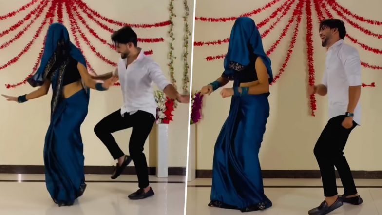 Desi Bhabhi Dance Video: देसी भाभी ने घूंघट में देवर के साथ मटकाई जबरदस्त कमर, अपने डांस से बढ़ाया तापमान