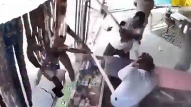 Lakhimpur Kheri Shocker: рдЬрдореАрди рд╡рд┐рд╡рд╛рдж рдореЗрдВ рдмреБрдЬреБрд░реНрдЧ рджреБрдХрд╛рдирджрд╛рд░ рдкрд░ рд╣рдорд▓рд╛, 4 рд▓реЛрдЧреЛрдВ рдиреЗ рд▓рд╛рдареА-рдбрдВрдбреЛрдВ рд╕реЗ рдмреЗрд░рд╣рдореА рд╕реЗ рдкреАрдЯрд╛; CCTV рдореЗрдВ рдХреИрдж рд╣реБрдИ рдмрд░реНрдмрд░рддрд╛
