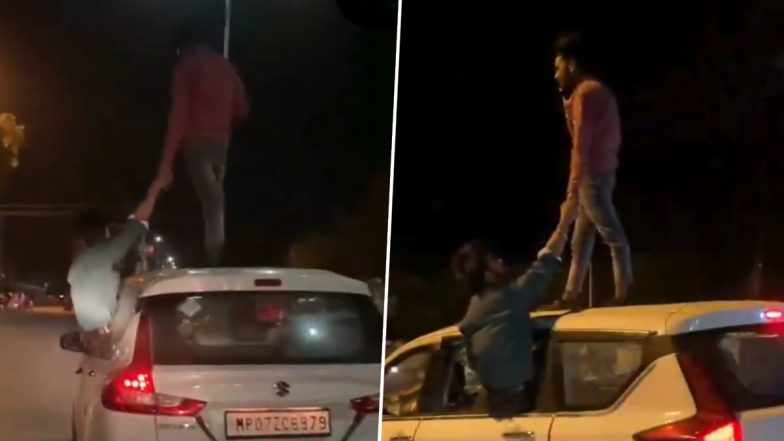 Viral Video: चलती कार में युवाओं का जानलेवा स्टंट, एक छत के ऊपर चढ़ा और दूसरा गाड़ी की खिड़की पर बैठा, ग्वालियर का वीडियो आया सामने