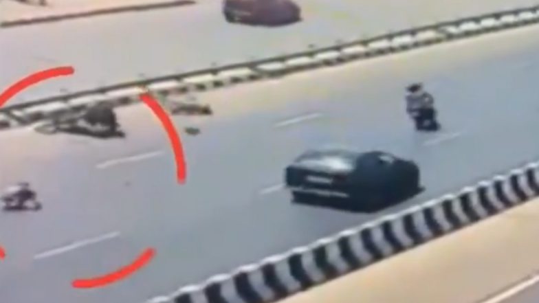 Ghaziabad Chain Snatching Video: गाजियाबाद के एनएच 9 पर चेन स्नैचिंग की कोशिश, महिला स्कूटी से गिरकर हुई घायल, वीडियो आया सामने